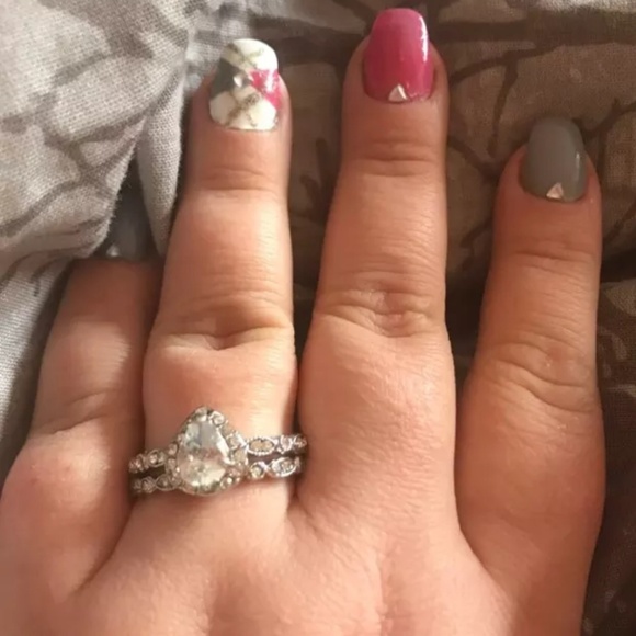 Oval shapsd ring size 6 - Picture 2 of 3